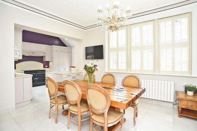 6 bed Detached for sale Image 9