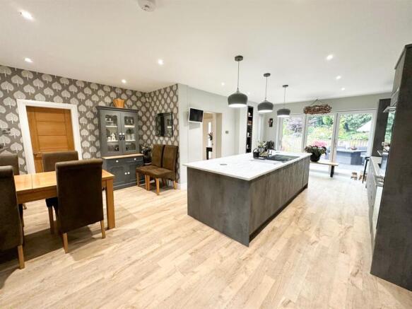 4 bed Detached for sale Image 8