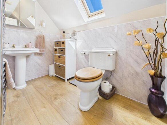 EN-SUITE SHOWER ROOM