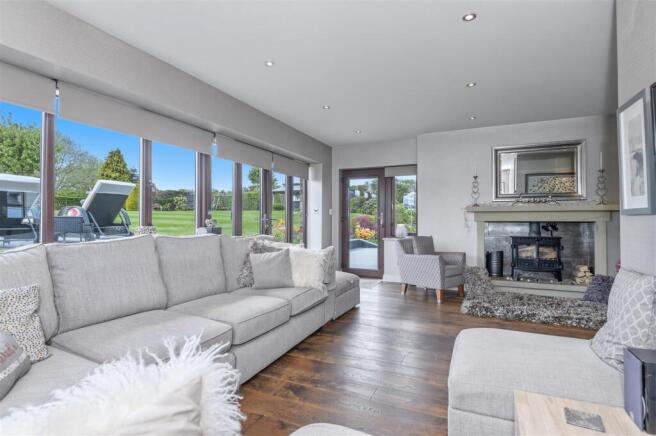 4 bed Detached for sale Image 8