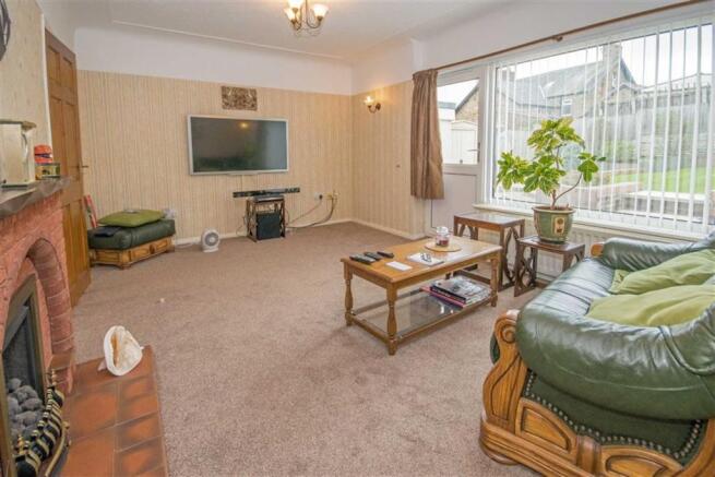 LOUNGE/DINING ROOM