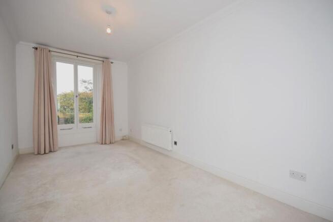 DOUBLE BEDROOM: