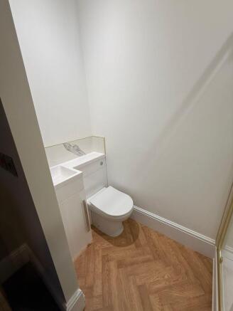 4 bed House to rent Image 10