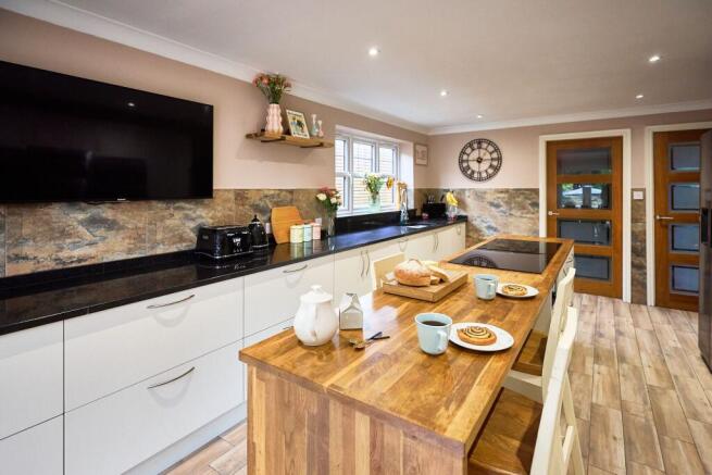 5 bed Detached for sale Image 9