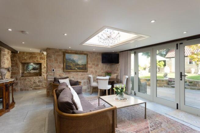 5 bed Detached to rent Image 4