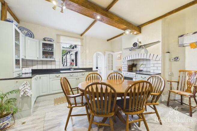 5 bed Detached for sale Image 8