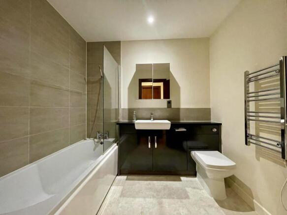 3 bed Apartment to rent Image 9