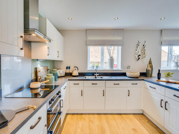 5-bed detached on Ellen Aldous Avenue, 
Hadleigh, 
IP7 6FY, £500,000