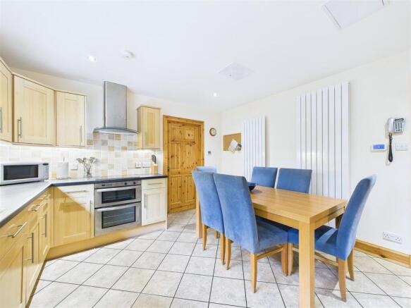 Kitchen & Dining