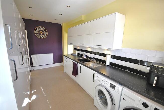 5 bed Detached for sale Image 12