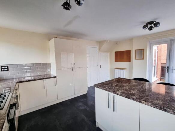 4 bed Detached to rent Image 6
