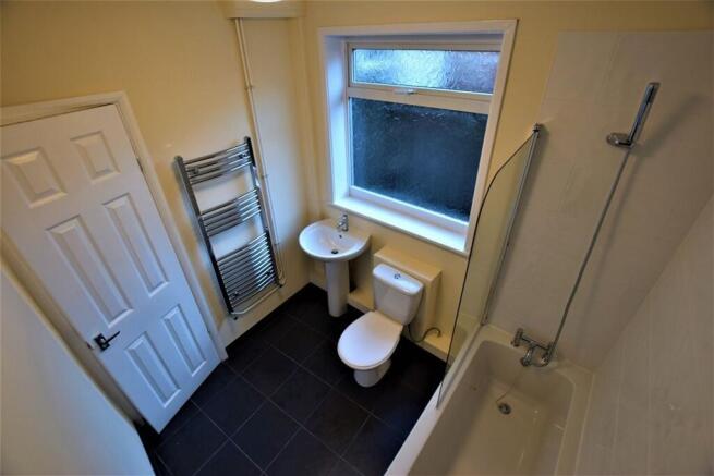 2 bed Terraced to rent Image 6