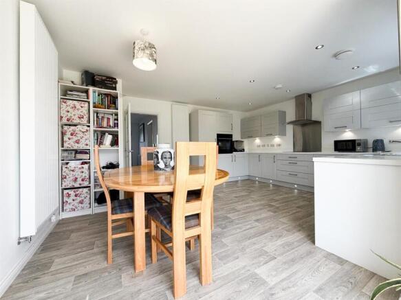4 bed Detached for sale Image 6