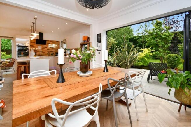 5 bed Detached for sale Image 4
