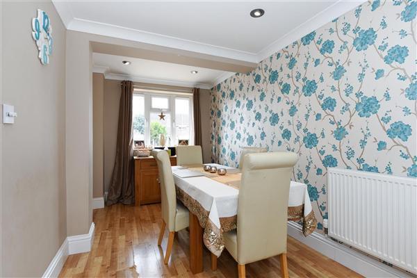 DINING/FAMILY ROOM