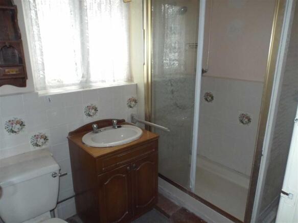 SHOWER ROOM: