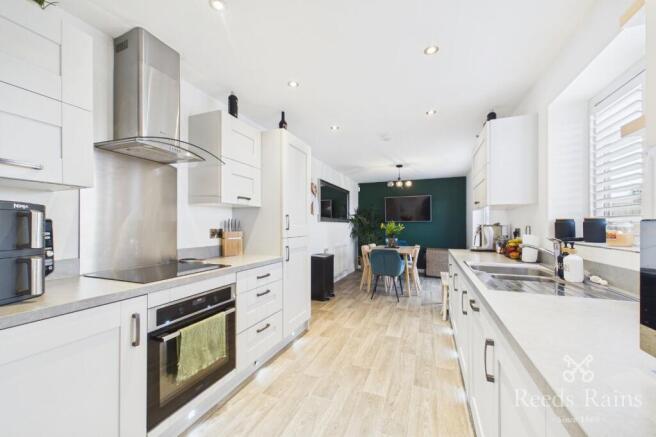 4 bed Detached for sale Image 6