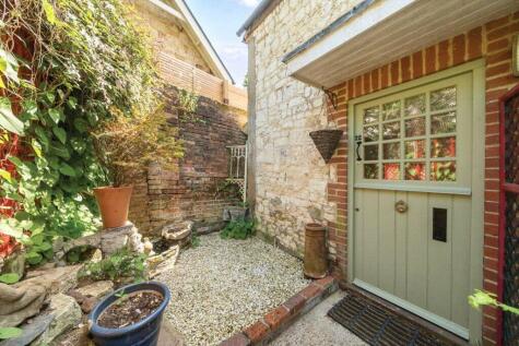Mead Lane, Farnham, GU9
