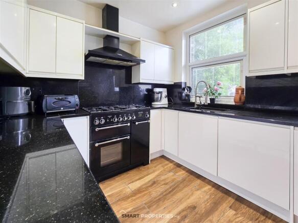 6 bed Detached for sale Image 9