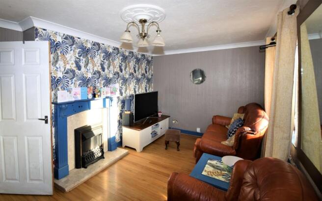 Priory Road, Featherstone (24)Living room