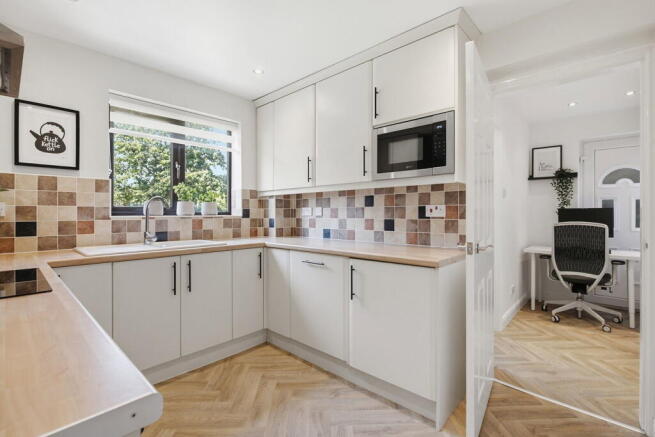 5 bed Detached for sale Image 6