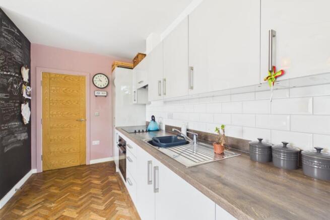 2 bed Ground Flat for sale Image 6