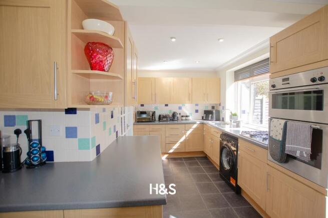 32 Hernfield - Kitchen.jpg