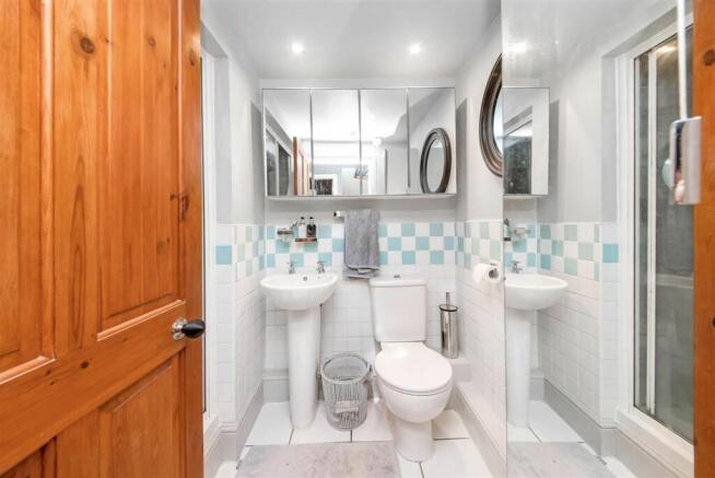 HOUSE SHOWER ROOM