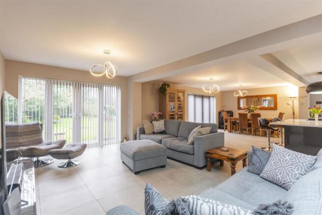Open Plan Living/Dining Kitchen