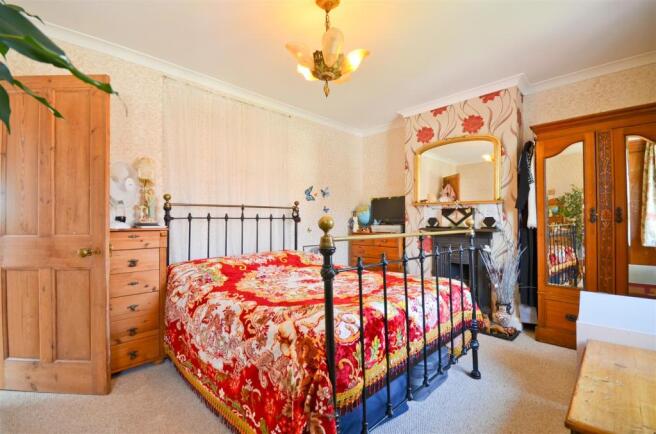 Bedroom 1 (2).JPG