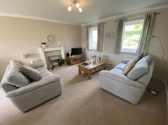LIVING/DINING ROOM