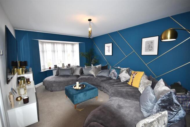 5 bed Detached for sale Image 8