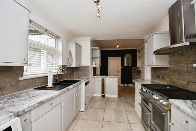 5 bed Semi-Detached for sale Image 12