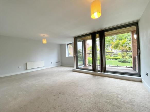 LOUNGE WITH DINING AREA