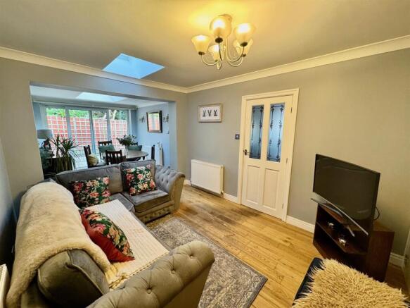 5 bed Semi-Detached for sale Image 5