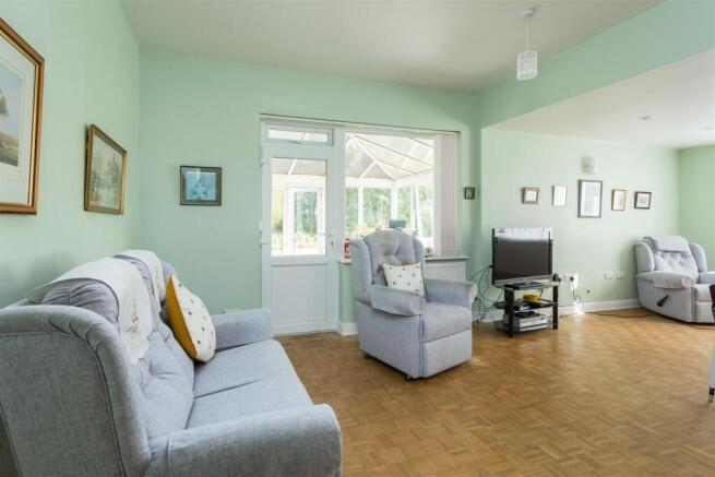 5 bed Detached for sale Image 8
