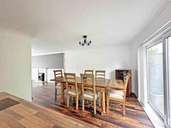4 bed Detached for sale Image 9