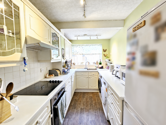 3 bed Semi-Detached for sale Image 6