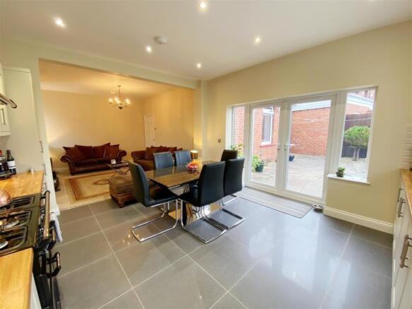 Family Room pic 5.jpg