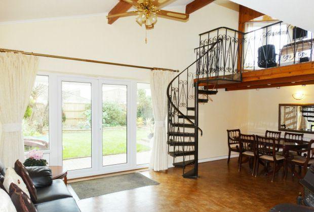 LOUNGE/DINING ROOM