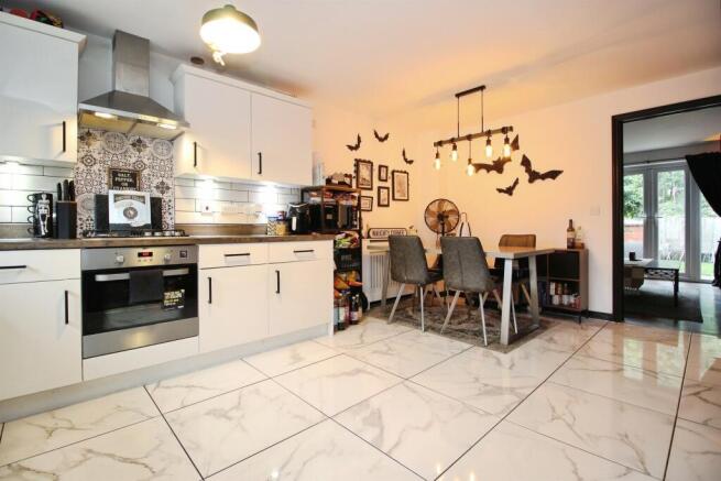 3 bed Semi-Detached for sale Image 4