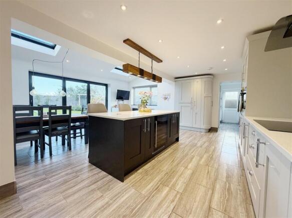 OPEN PLAN KITCHEN, DINING AND LIVING AREA