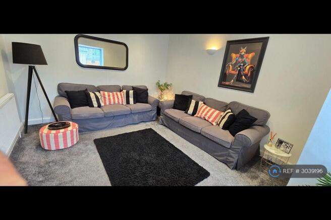 4 bed Semi-Detached to rent Image 7