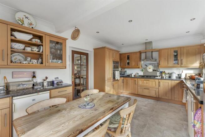 4 bed Detached for sale Image 6