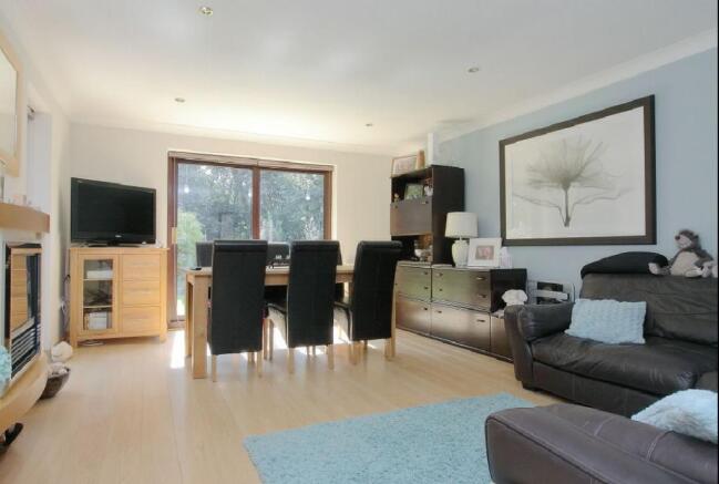 Lounge/Dining Area