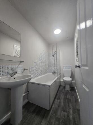 2 bed Terraced to rent Image 5