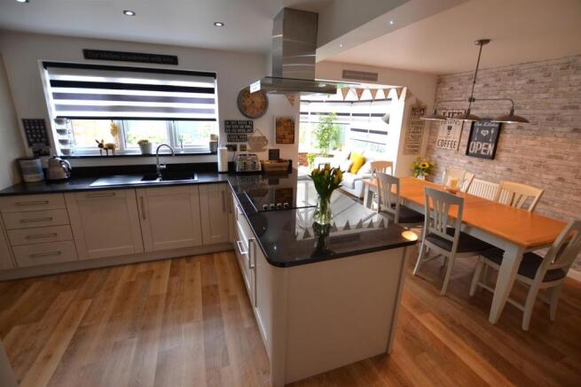 OPEN PLAN FAMILY DINING KITCHEN