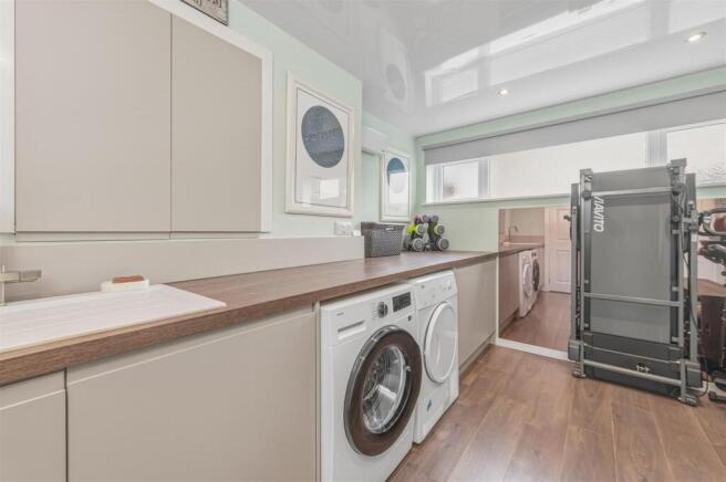 4 bed Detached for sale Image 10