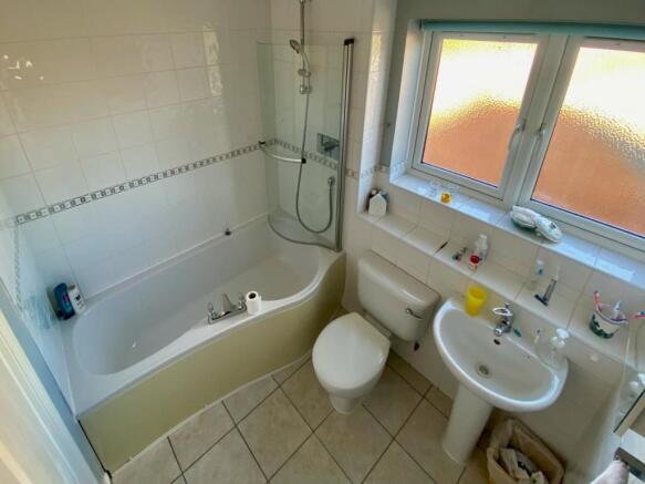 Crowborough Lae Ensuite Bathroom.jpeg