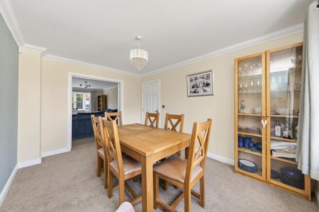 5 bed Detached for sale Image 11
